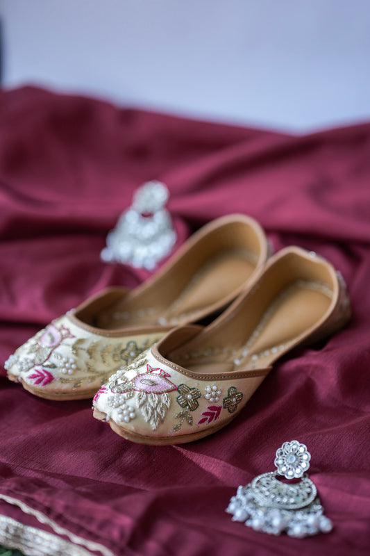 Gulnaar Pearl Jutti - Ivory / Off-White