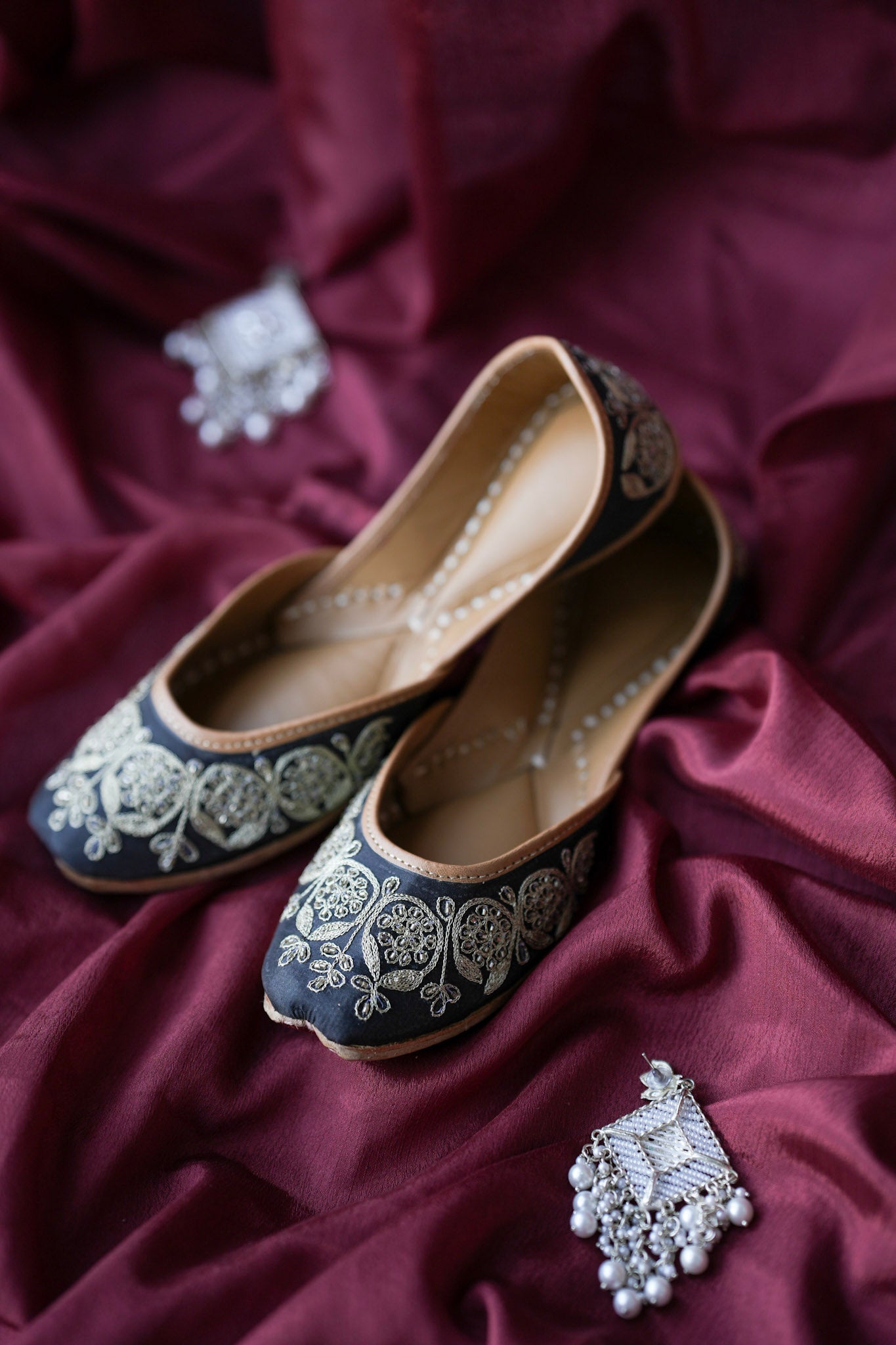 Noir Zari Jutti