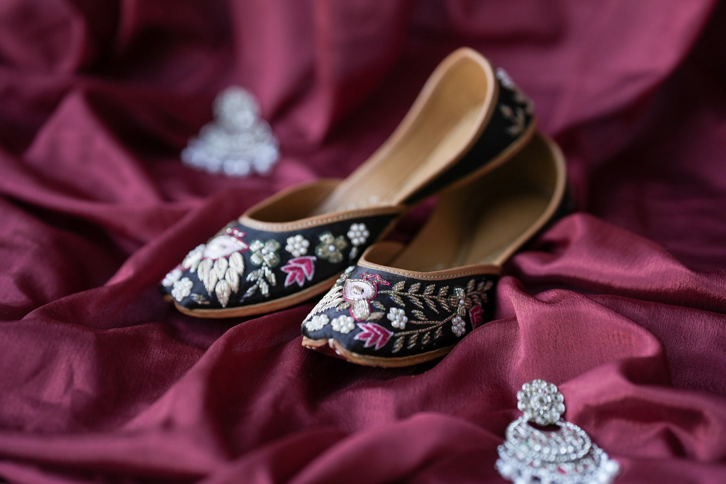 Noir Pankhi Jutti